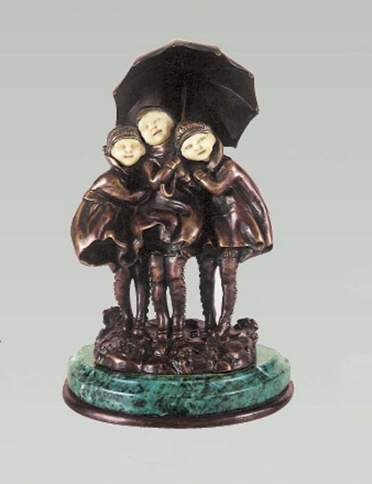 40M Chiparus Niñas del paraguas 23x16cm. Patina oro y marfil