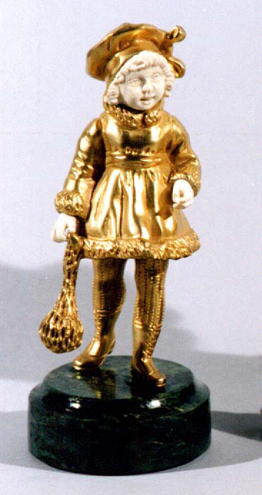 49MB G. Omerth Nina con bolsa. 18x8cm. Patina oro fino