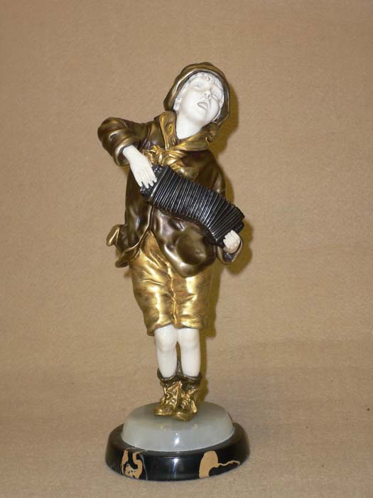 89M d. H. Chiparus Acordeonista. 26x9cm. Bronce y marfil