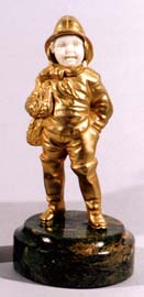 49MP G. Omerth Niño pescador. 16x8cm. Patina oro fino