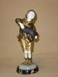 89M d. H. Chiparus Acordeonista. 26x9cm. Bronce y marfil