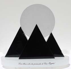 09 Luna llena piramides keops, Kefren y Micerinos- metacrilato 20x7x17cm.