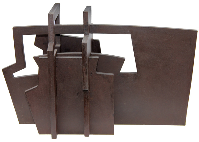 16- Escultura Sobre plano II acero corten 34x17x20cm.