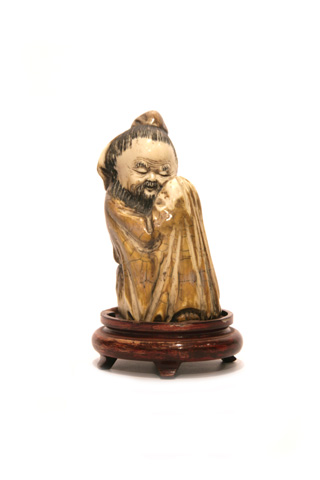 Oriental meditando (acurrucado) 6 x 5 x 12cm